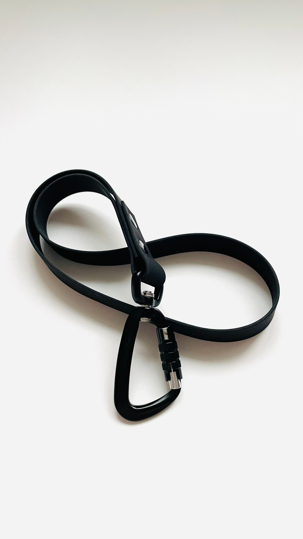 Водилка из биотана , 20 мм , 35 см. Карабин авиационный , черный.