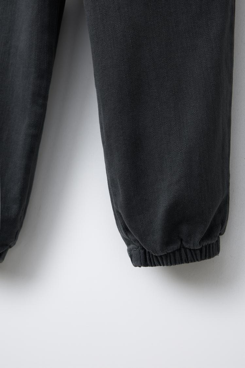 ZARA БРЮКИ-ДЖОГГЕРЫ ИЗ ЭЛАСТИЧНОГО ТВИЛА, СЕРО-СИНИЙ