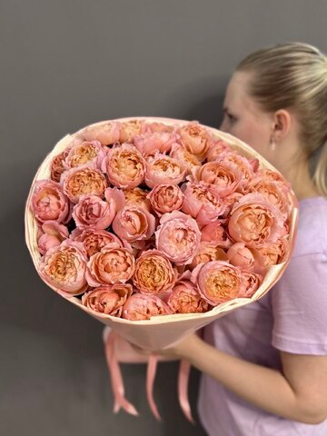 Букет из кустовых пионовидных роз сорта "Джульетта"