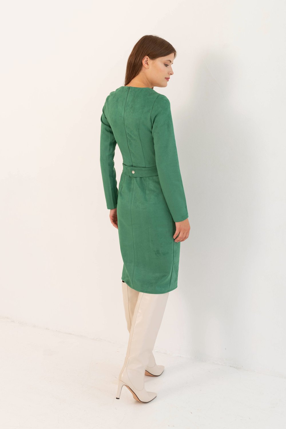 Платье-футляр зеленое из замши