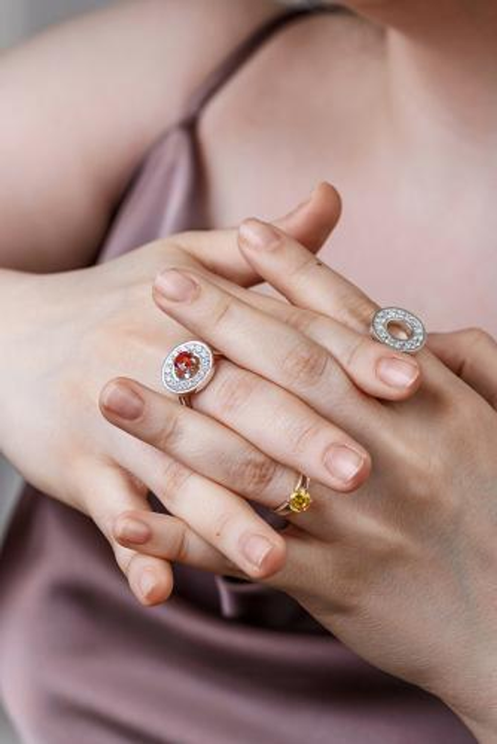 Кольцо сборное из серебра со вставками из зелёного и бесцветных фианитов