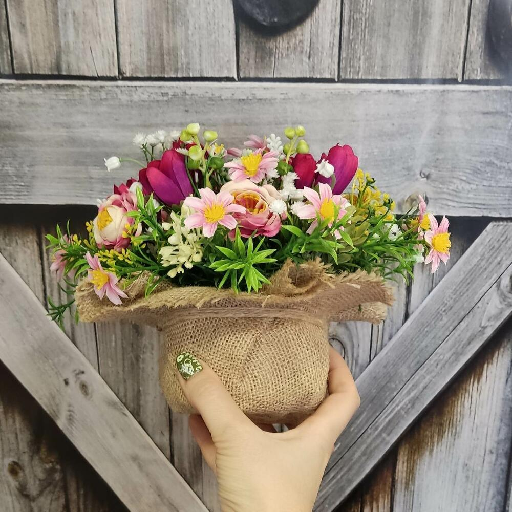 Композиция с весенними цветами для декора