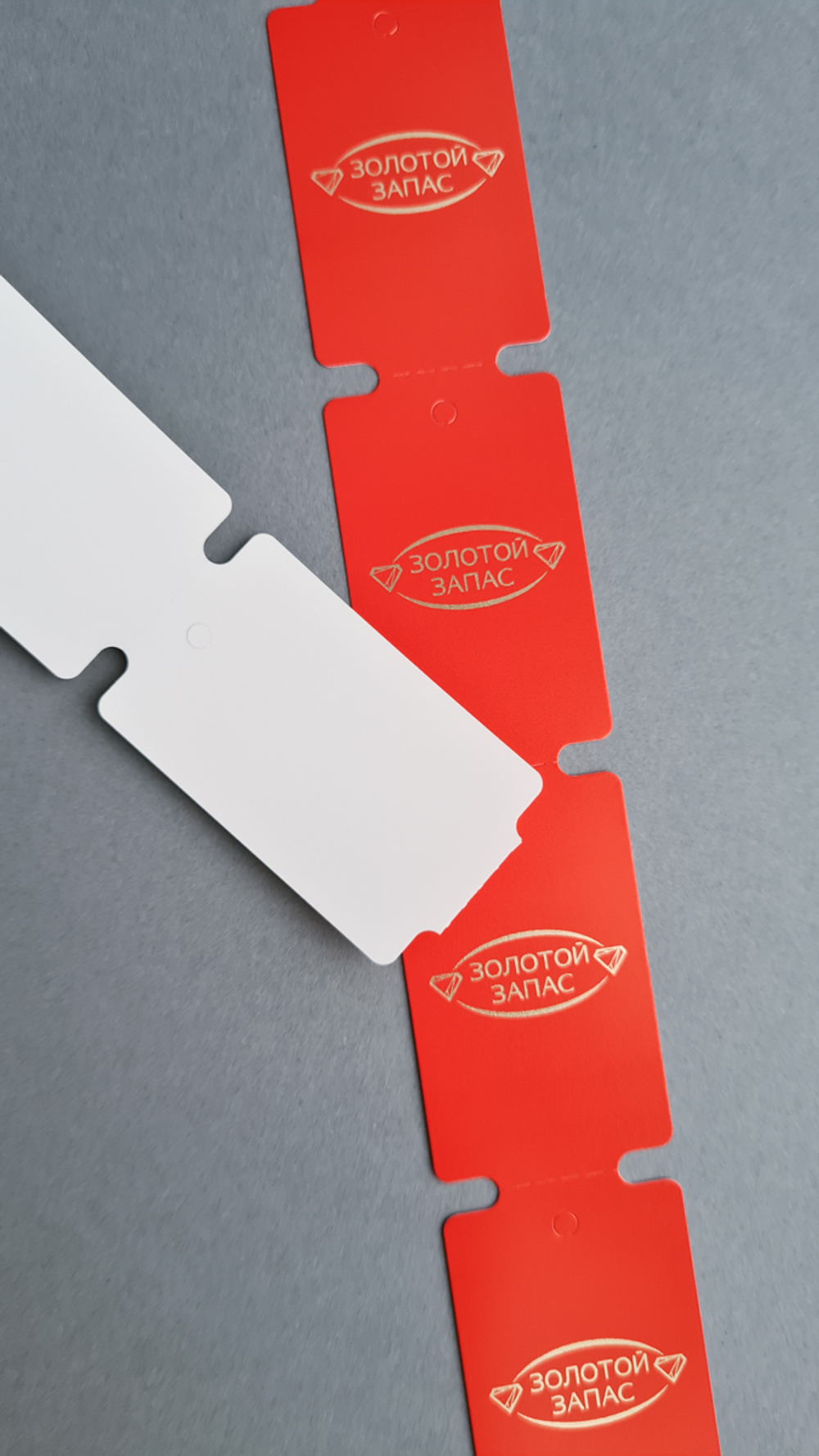 Ярко-красные бирки, печать золотым цветом