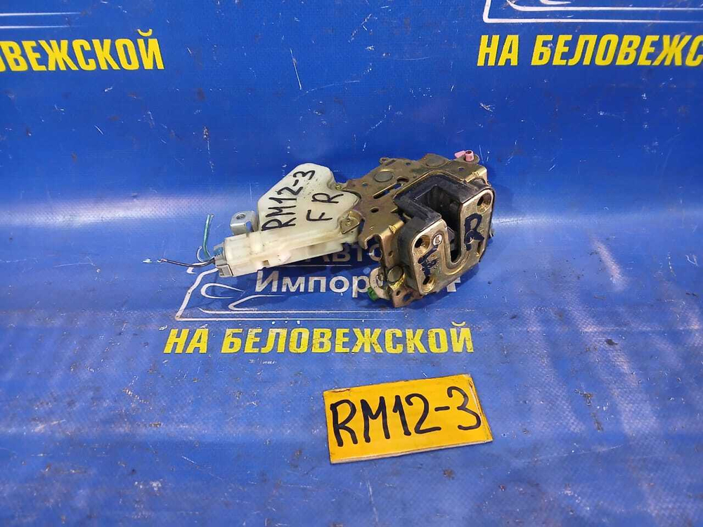 Замок двери передней правой NISSAN LIBERTY 2002