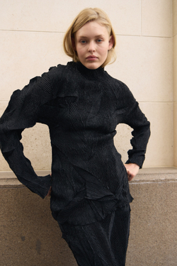 Блуза из гофрированной ткани черная