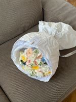 Букет из кустовых пионовидных роз, оксипеталума, лизиантуса и диантусов