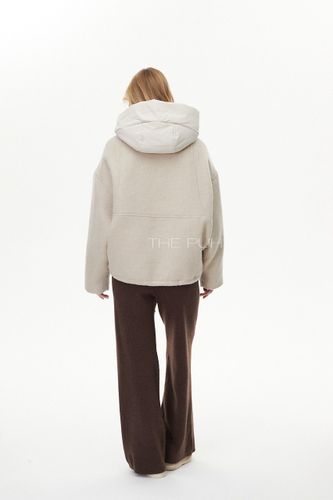 Бежевая куртка без утеплителя с объёмным капюшоном