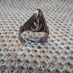 Кольцо. Дракон сидящий