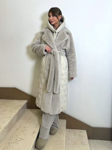 Серый комбинированный пуховик с капюшоном и поясом