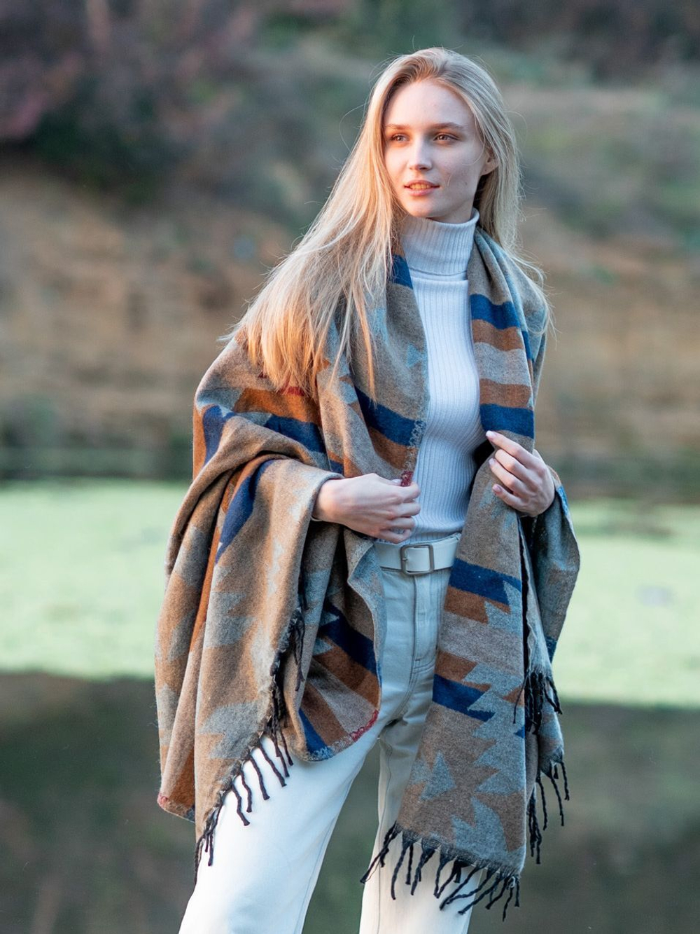 Палантин теплый с орнаментом Навахо