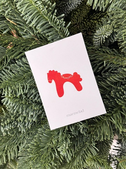 Новогодняя открытка 7,5*10см - Лошадка красная