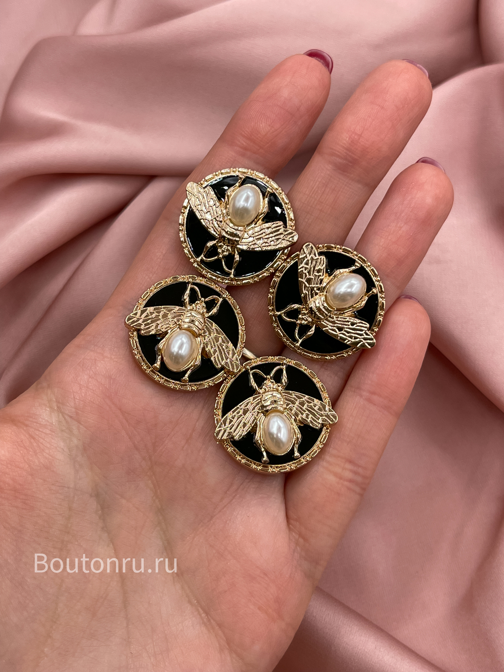 Пуговицы в стиле Гучч. с пчелками золотистые с жемчугом