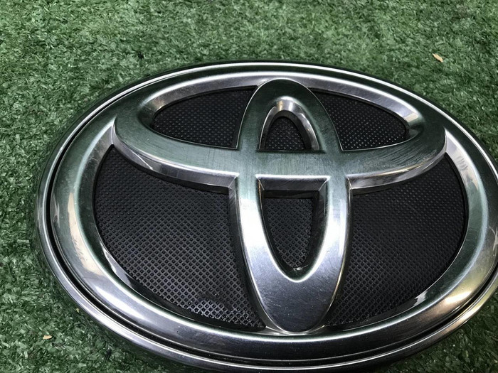 Эмблема решетки радиатора Toyota Fortuner 2 15-нв