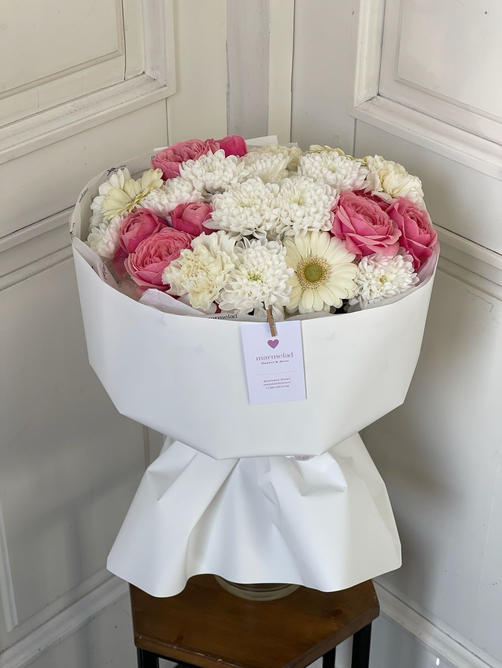 Авторский букет из хризантемы, яркой кустовой пионовидной розы и минигербер