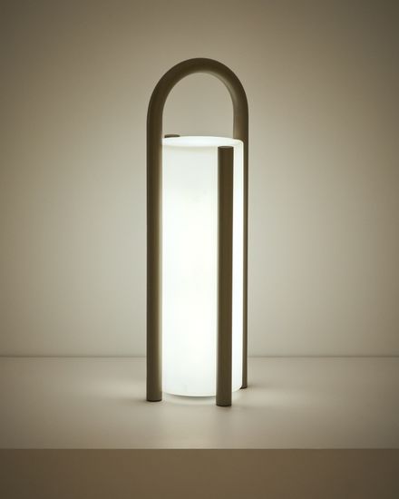 Большая портативная настольная лампа Leros из полиэтилена и стали бежевого цвета