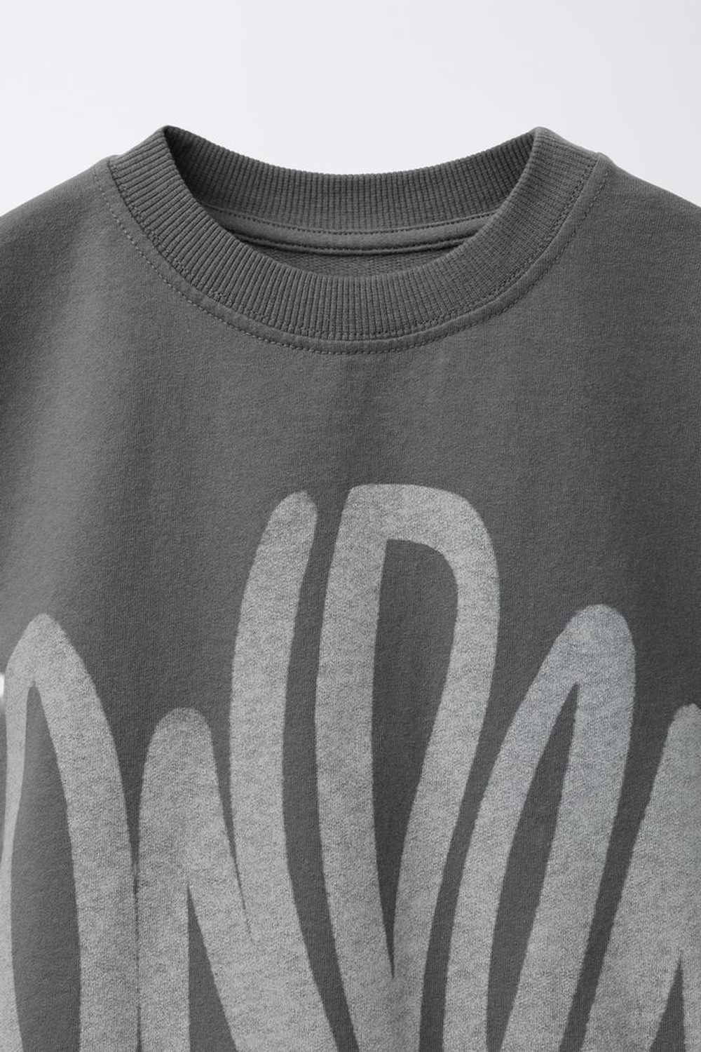 ZARA ФУТБОЛКА С ПРИНТОМ ГРАФФИТИ, АНТРАЦИТОВО-СЕРЫЙ