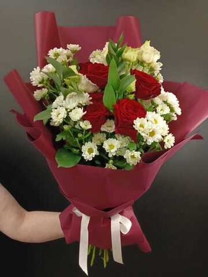 Букет из роз и ромашек