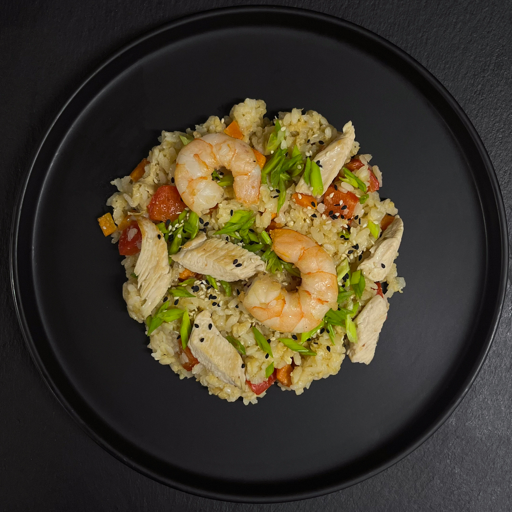 Тяхан с курицей и креветками