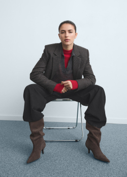 Джинсы с широкими штанинами и средней посадкой