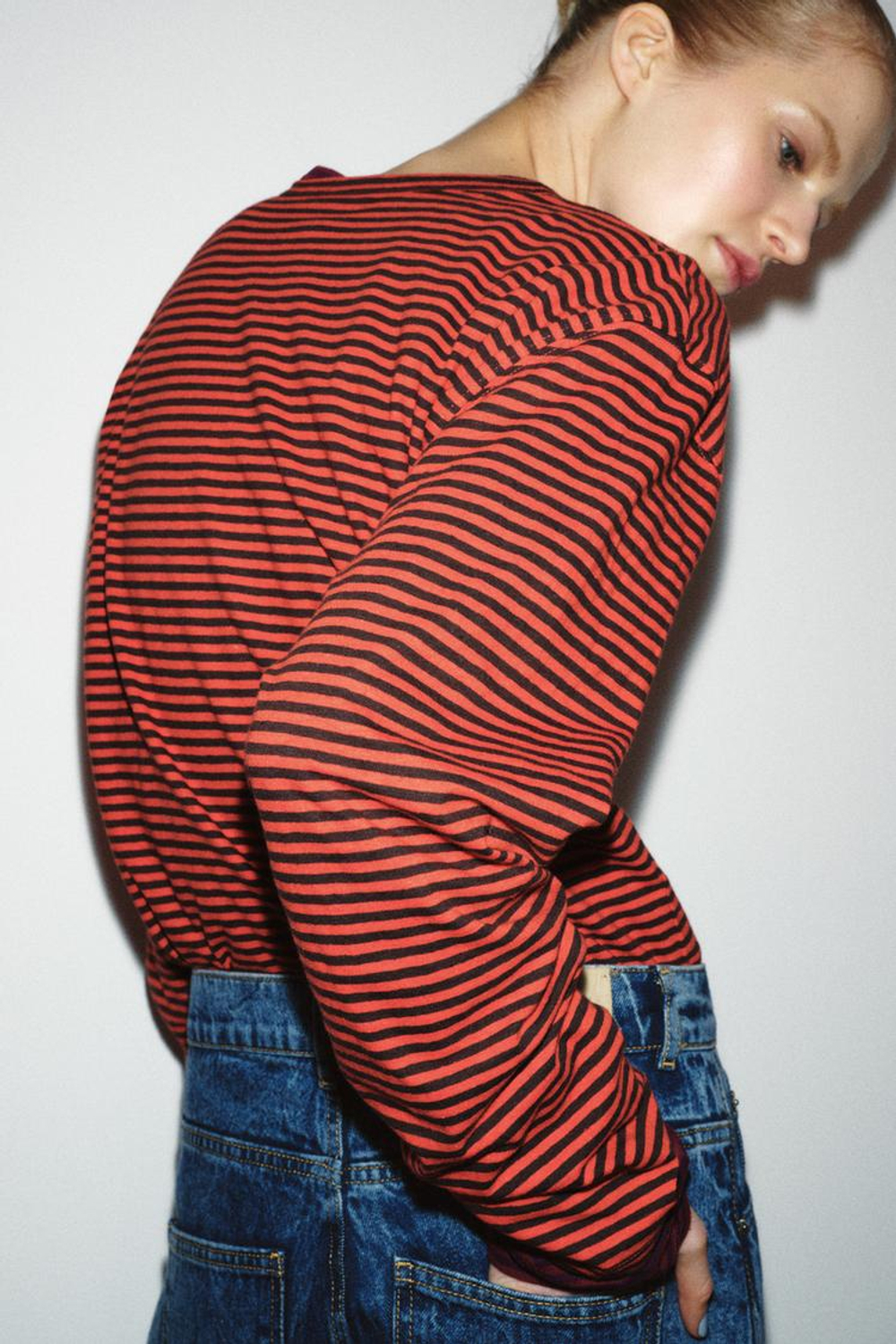 ZARA ФУТБОЛКА ИЗ ХЛОПКА И ЛЬНА В ПОЛОСКУ, ОТТЕНКИ КРАСНОГО