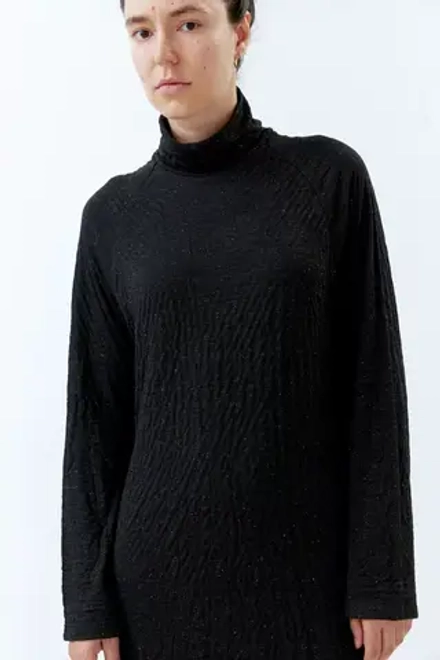 Платье из трикотажа со стойкой черного цвета с вкраплениями