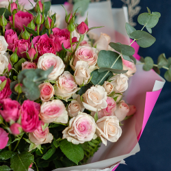 Белые и розовые кустовые розы с эвкалиптом в оформлении