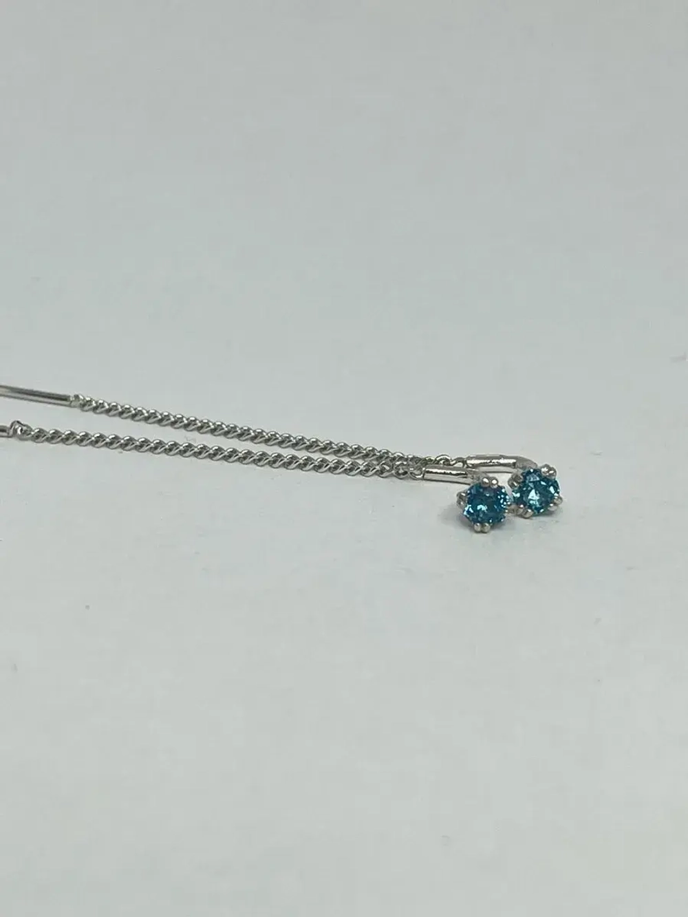 Серебряные серьги протяжки c топазом swiss