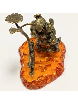 Бронзовая статуэтка на янтаре
