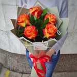 Букет из 5 роз с веточками рускуса