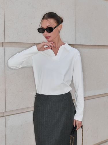 Белый лонгслив с воротником-поло