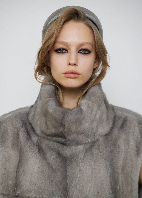 Ободок из шерсти серебристого цвета