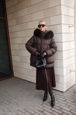 Пуховик с акцентными карманами и капюшоном