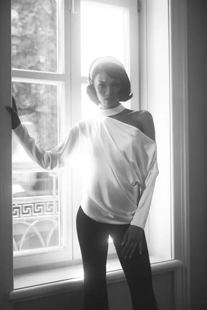 Anika top, топ с длинным рукавом и чокером из молочного атласа