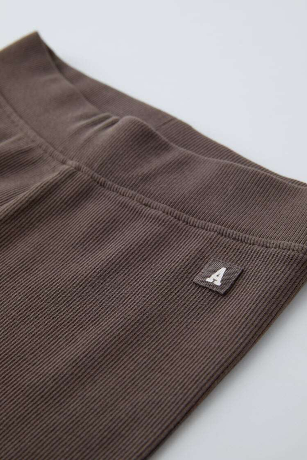 ZARA ЛЕГИНСЫ В РУБЧИК С НАШИВКОЙ, СЕРО-КОРИЧНЕВЫЙ