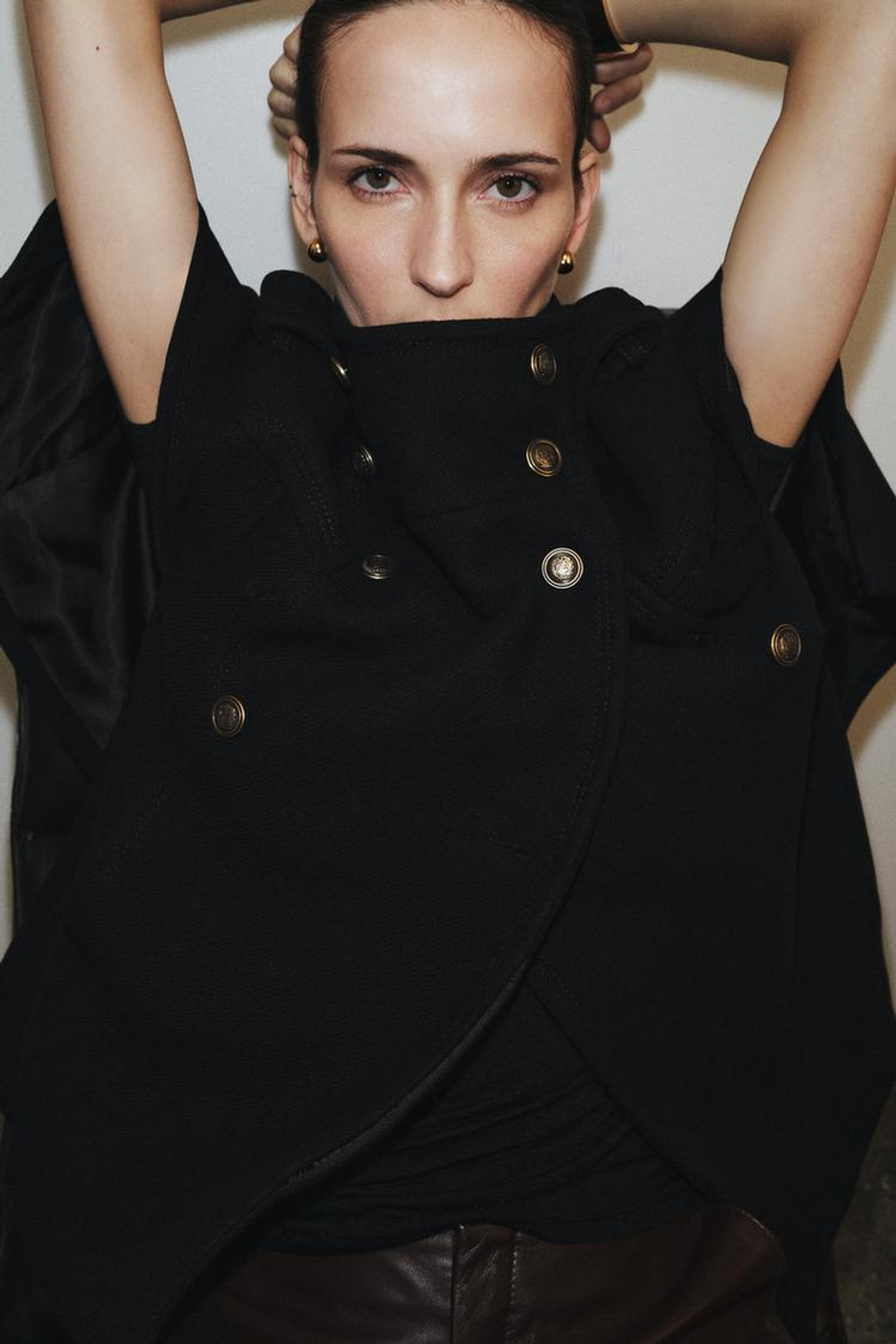 ZARA НАКИДКА ИЗ СМЕСОВОЙ ШЕРСТИ С МЕТАЛЛИЧЕСКИМИ ПУГОВИЦАМИ — ZW COLLECTION, ЧЕРНЫЙ