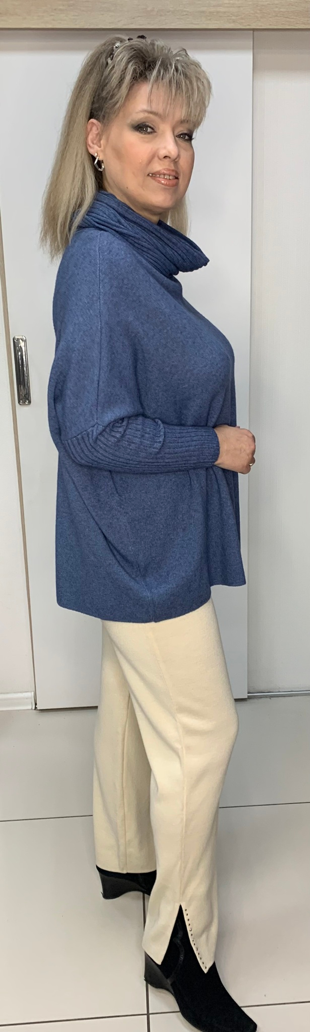 Укороченный теплый свитер