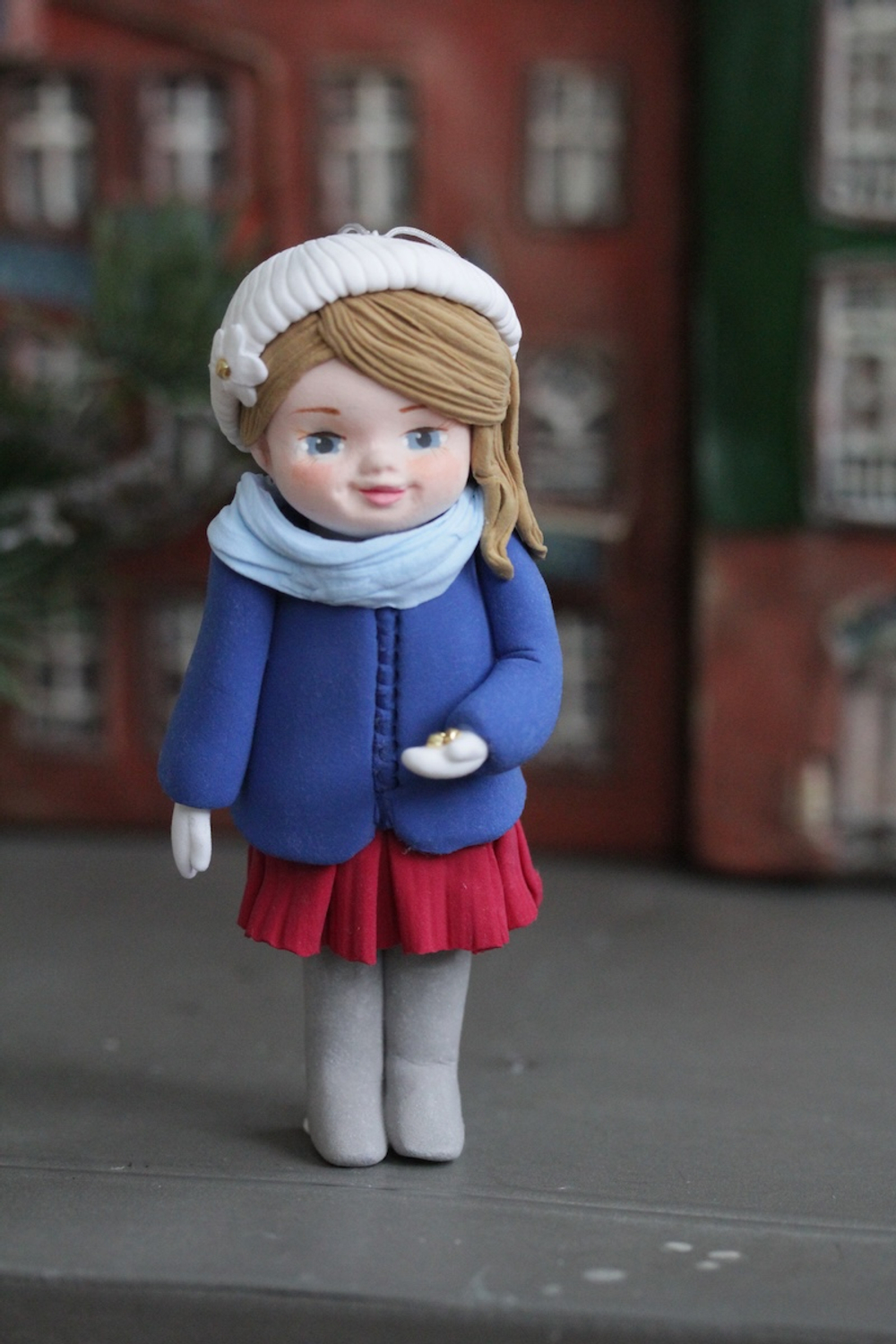 Девочка пупсик в белой шапочке с цветочком.