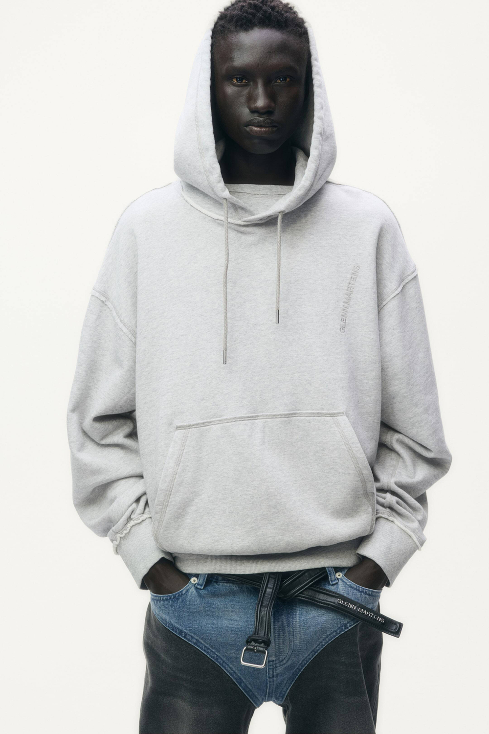 H&M - Glenn Martens Толстовка с капюшоном и вышивкой, светло-серый