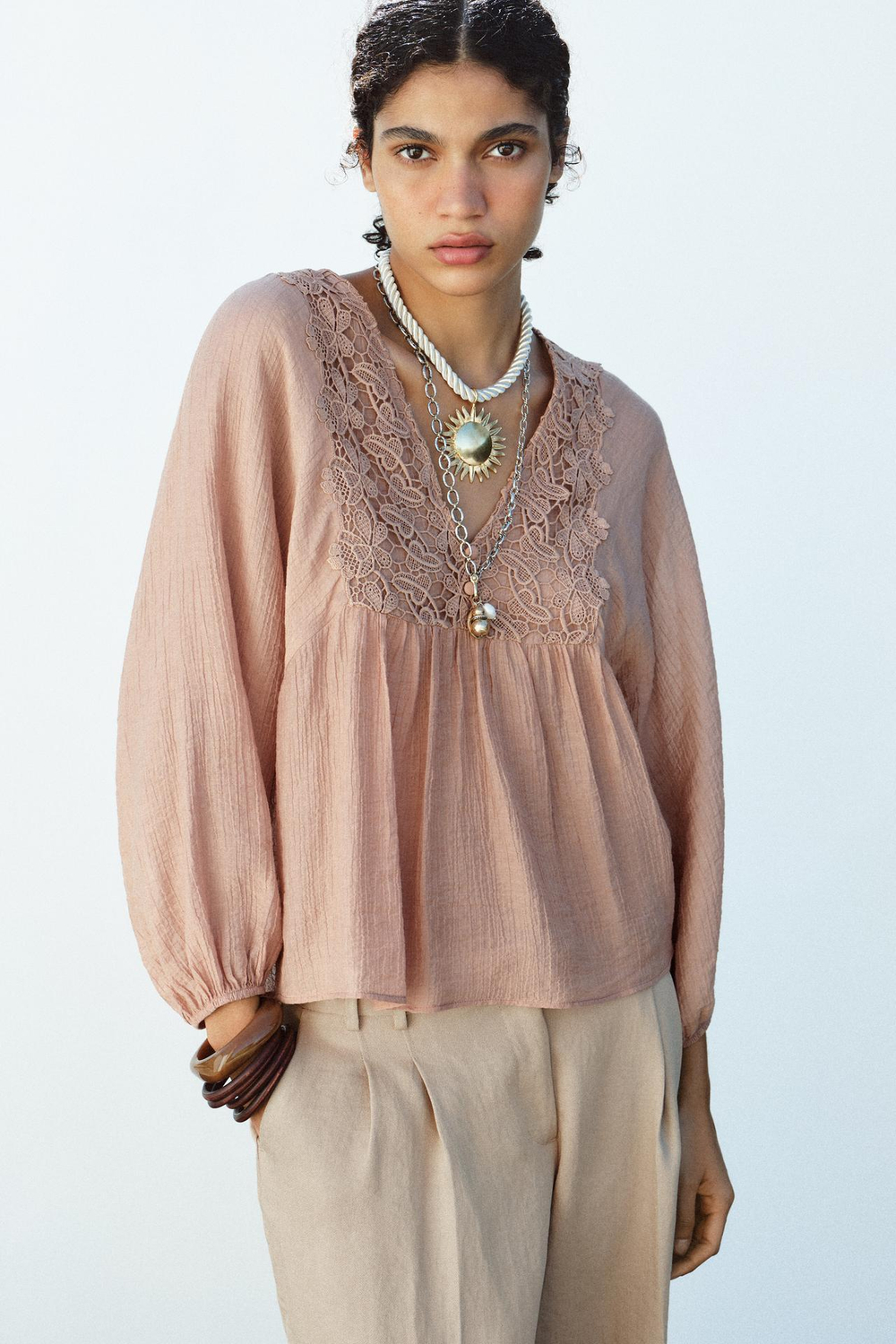 ZARA БЛУЗА ИЗ РЕЛЬЕФНОЙ ТКАНИ С КРУЖЕВОМ КРОШЕ, ЦВЕТ РОЗОВОГО ДЕРЕВА