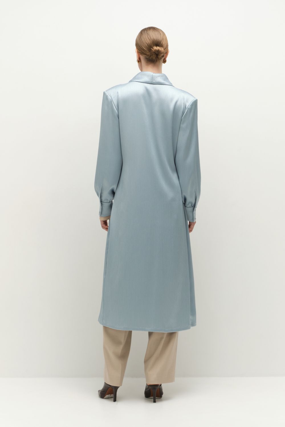 Платье на запах с подплечниками