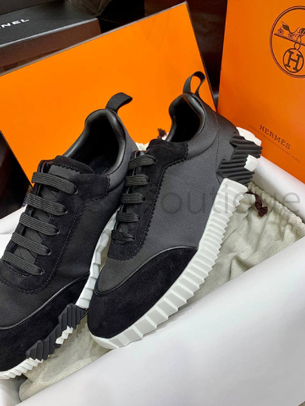 Мужские кроссовки Hermes Bouncing черного цвета с буквой на подошве