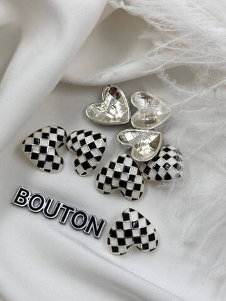 Пуговицы в форме сердца с шахматным принтом черно-белые скидка