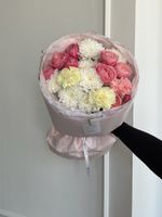 Букет сборный из кустовых пионовидных роз, диантусов и хризантемы