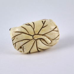 Нэцкэ Мальчик Карако на листе