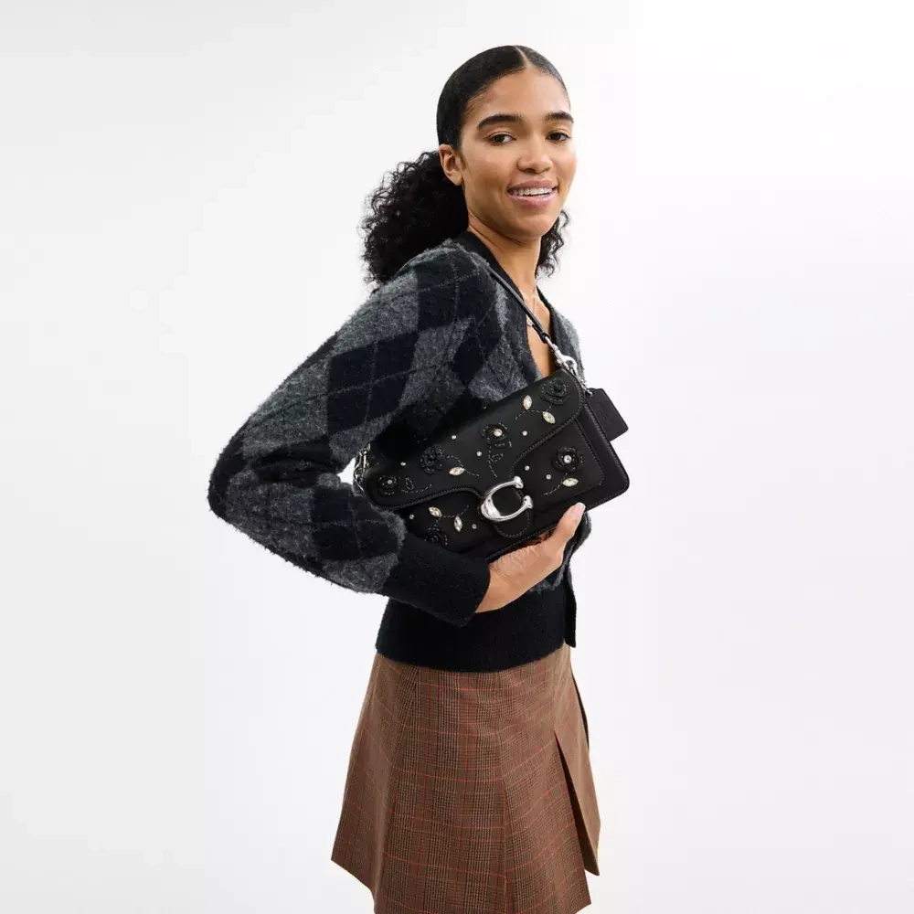 COACH СУМКА ЧЕРЕЗ ПЛЕЧО TABBY С ОТДЕЛКОЙ ИЗ КРИСТАЛЛОВ, ЧЕРНЫЙ