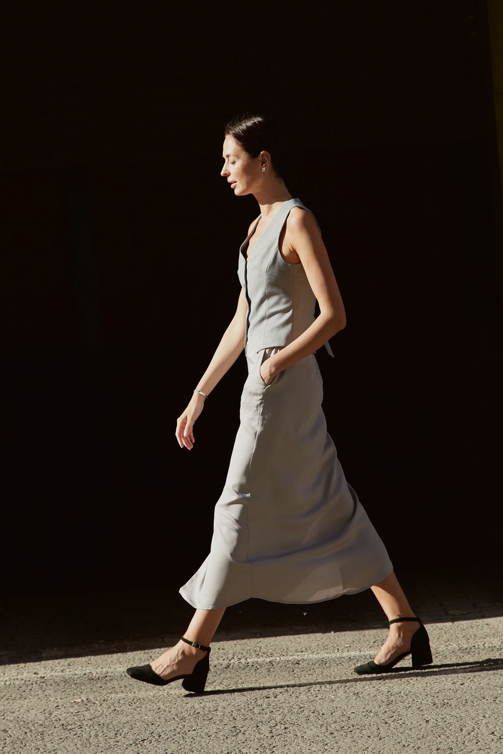 Комплект из серой вискозы: жилет короткий + юбка макси