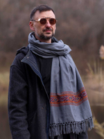 Шерстяной палантин с вышивкой