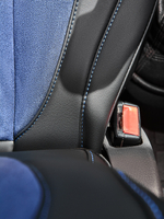 Чехлы Люкс VOLVO FH-13 после 2018 года: водитель от сиденья, пассажир от стойки кабины (один вырез под ремень) (экокожа, черный, синяя вставка)