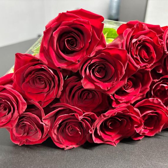 Пачка красных роз