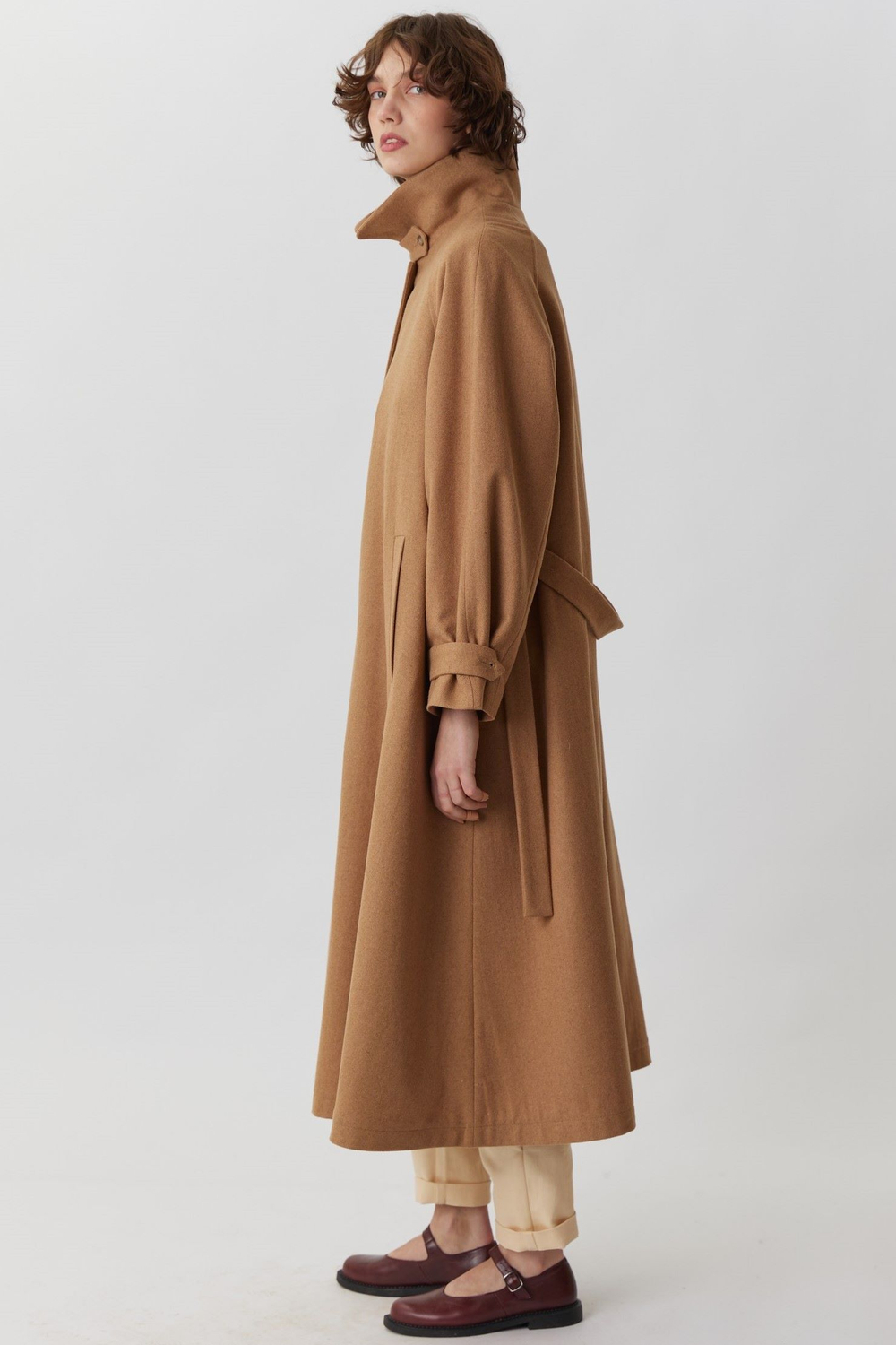 ОБъемное пальто бежевого цвета